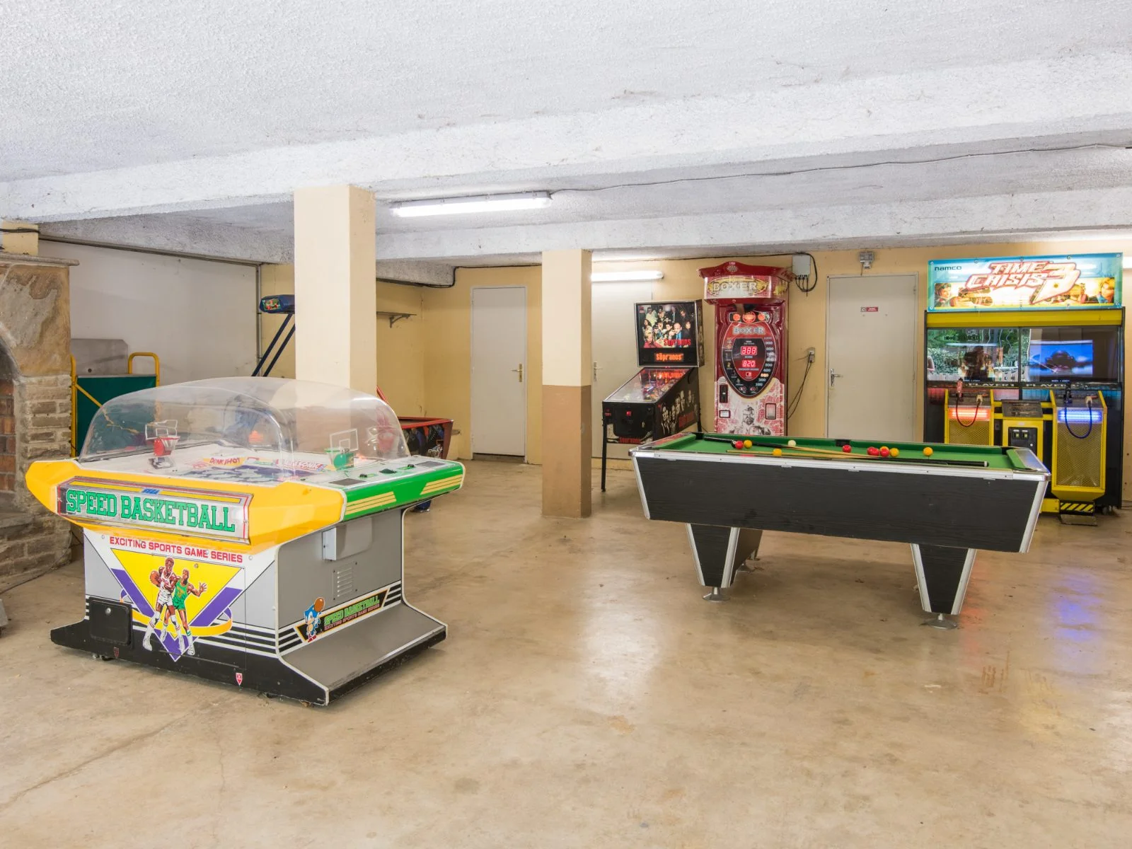Salle de jeux du camping avec billard, basketball arcade, flipper et borne d'arcade