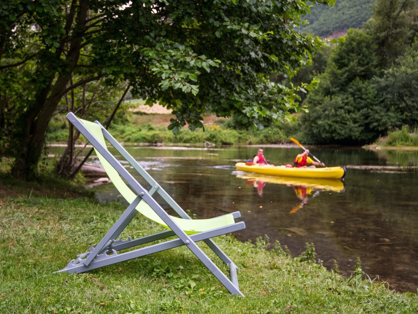 Transat au bord de la Dourbie avec un kayak sur l'eau