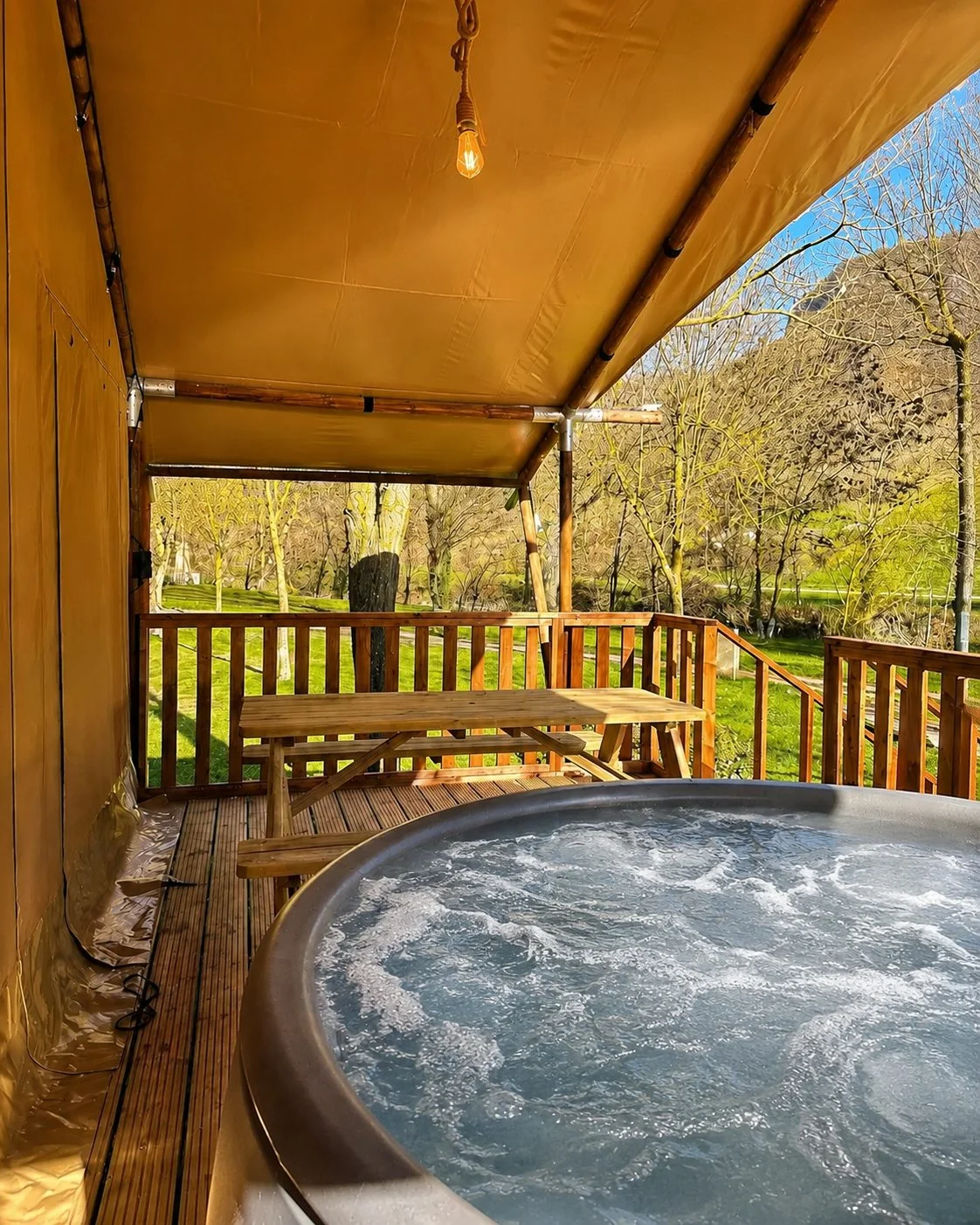 Wood Lodge Premium avec jacuzzi au Camping Saint Lambert à Millau